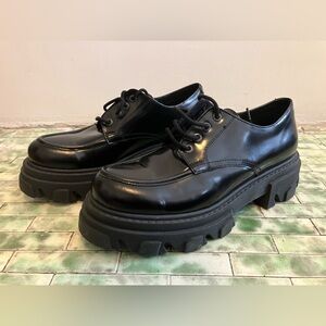 Steve Madden Helga black lug loafer size 10